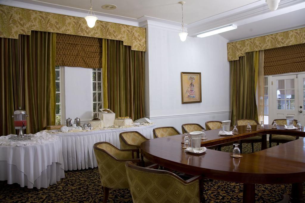 Cardiff Hotel And Spa Runaway Bay Buitenkant foto