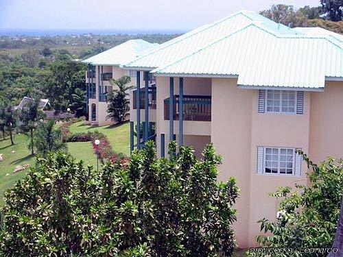 Cardiff Hotel And Spa Runaway Bay Buitenkant foto