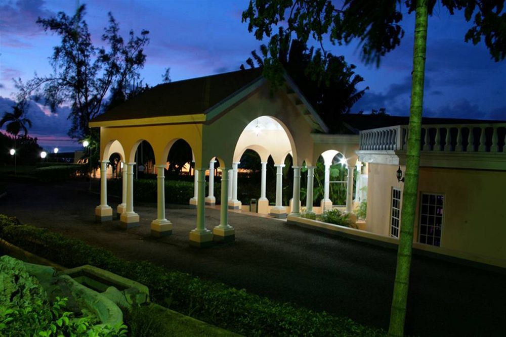 Cardiff Hotel And Spa Runaway Bay Buitenkant foto