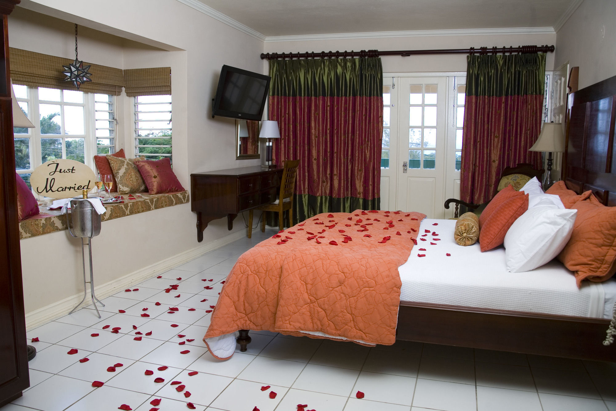 Cardiff Hotel And Spa Runaway Bay Buitenkant foto